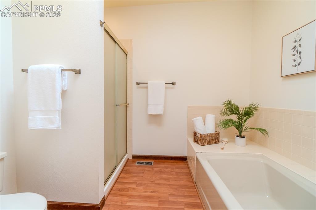 Image 23 of 32: Bathroom