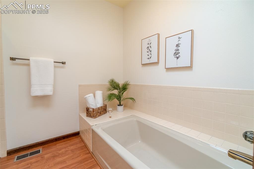 Image 24 of 32: Bathroom