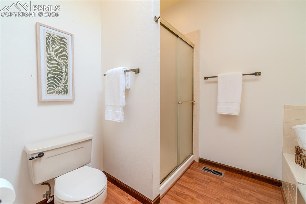 Image 25 of 32: Bathroom