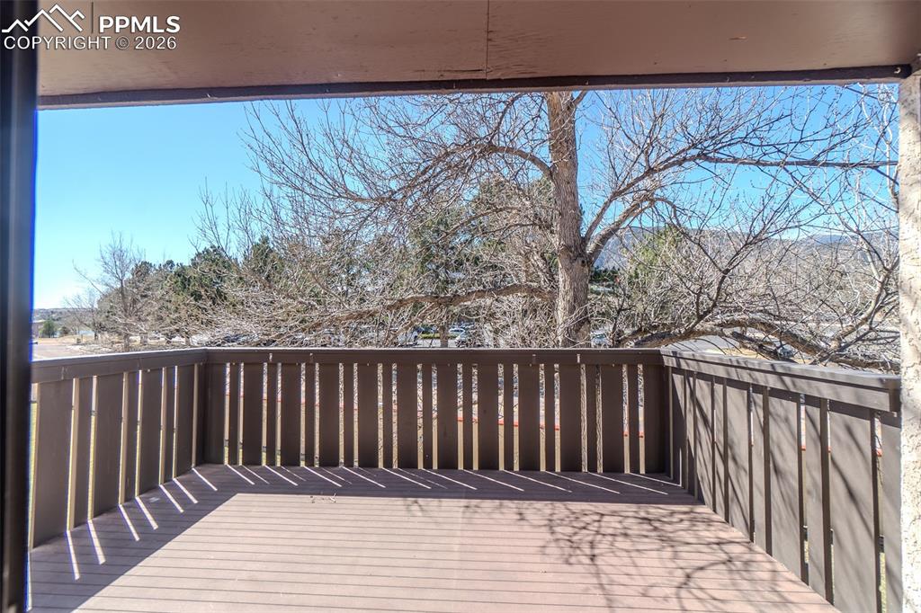 Image 27 of 32: Deck