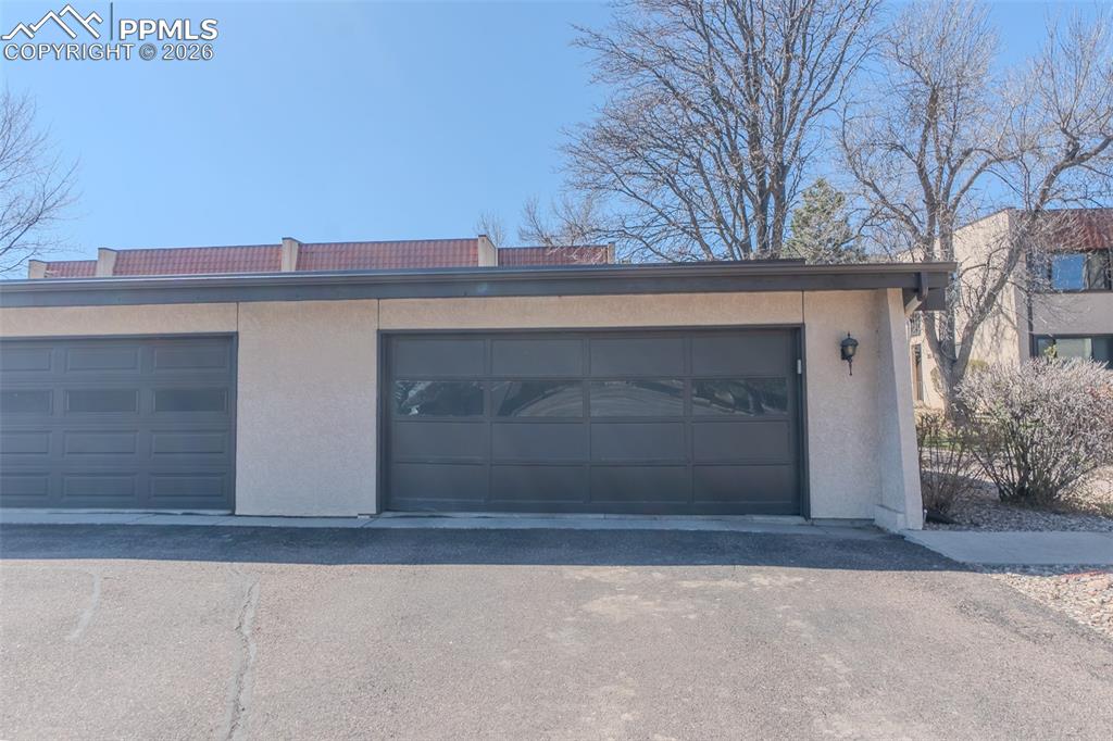 Image 29 of 32: Garage