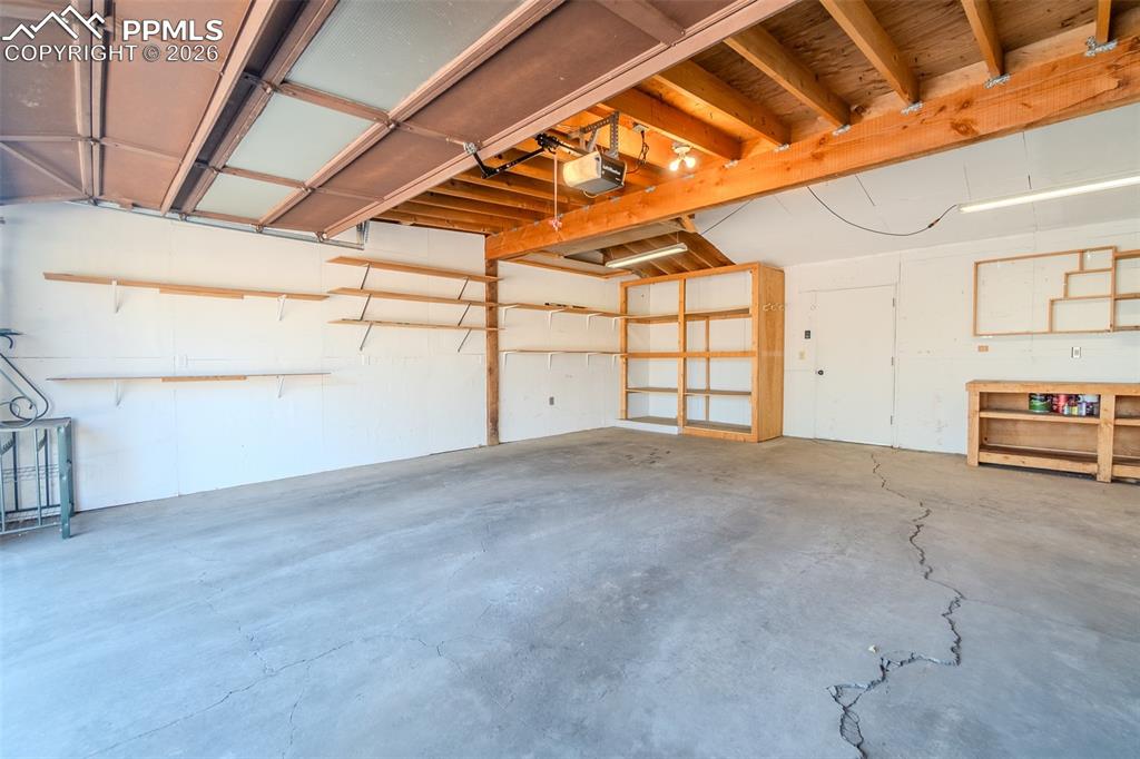 Image 30 of 32: Garage