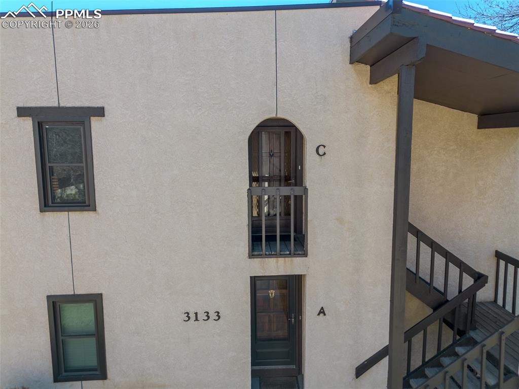 Image 4 of 32: Entry