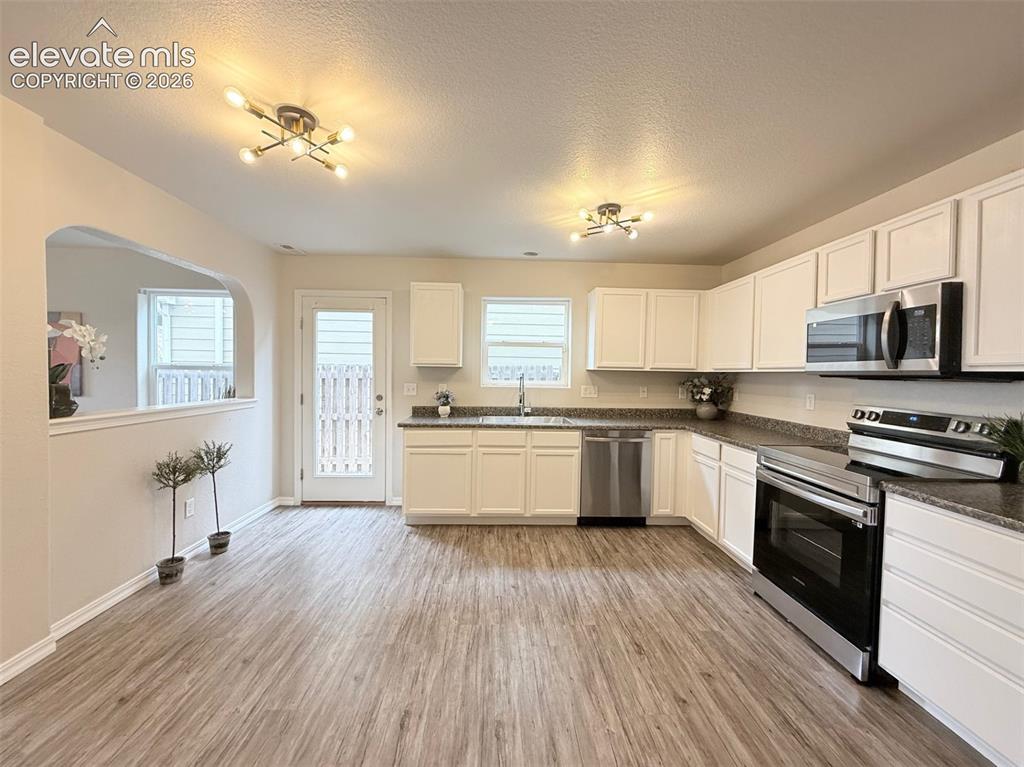 Image 14 of 46: Kitchen