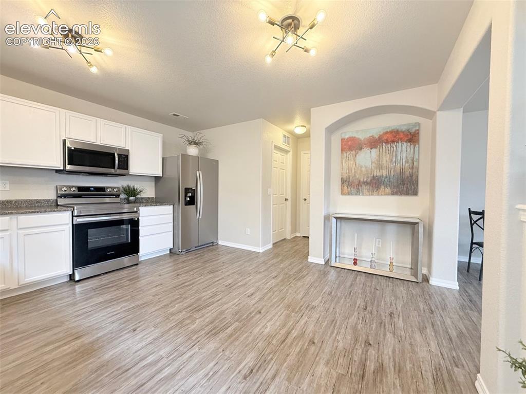 Image 16 of 46: Kitchen