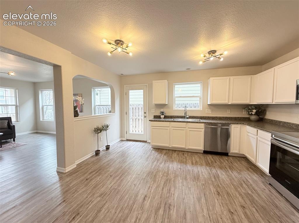 Image 20 of 46: Kitchen