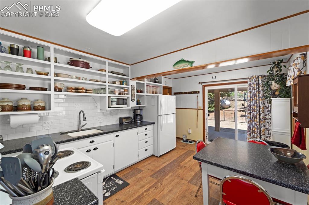 Image 14 of 31: Nice clean kitchen with solid surface Corian counters.