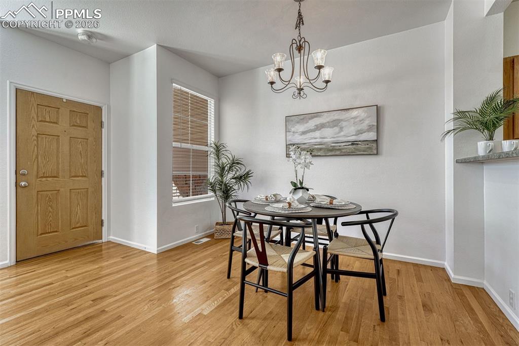 Image 12 of 30: Dining Area