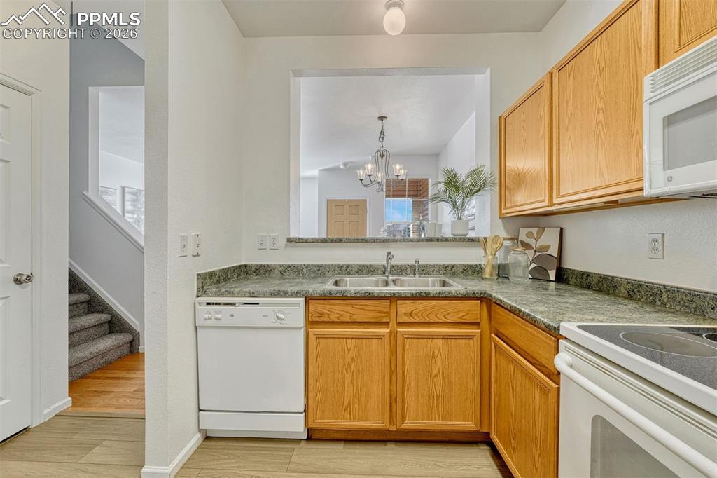 Image 13 of 30: Kitchen