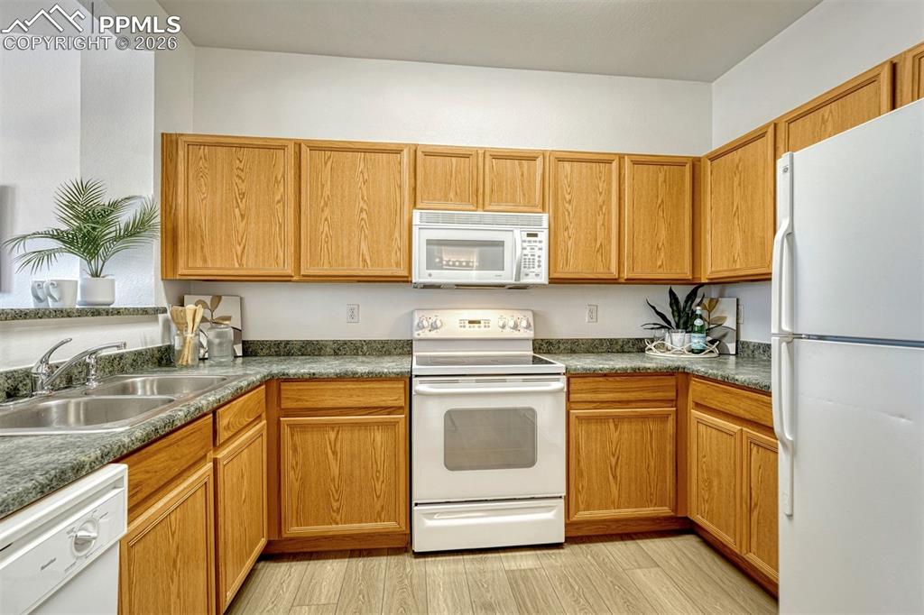 Image 14 of 30: Kitchen