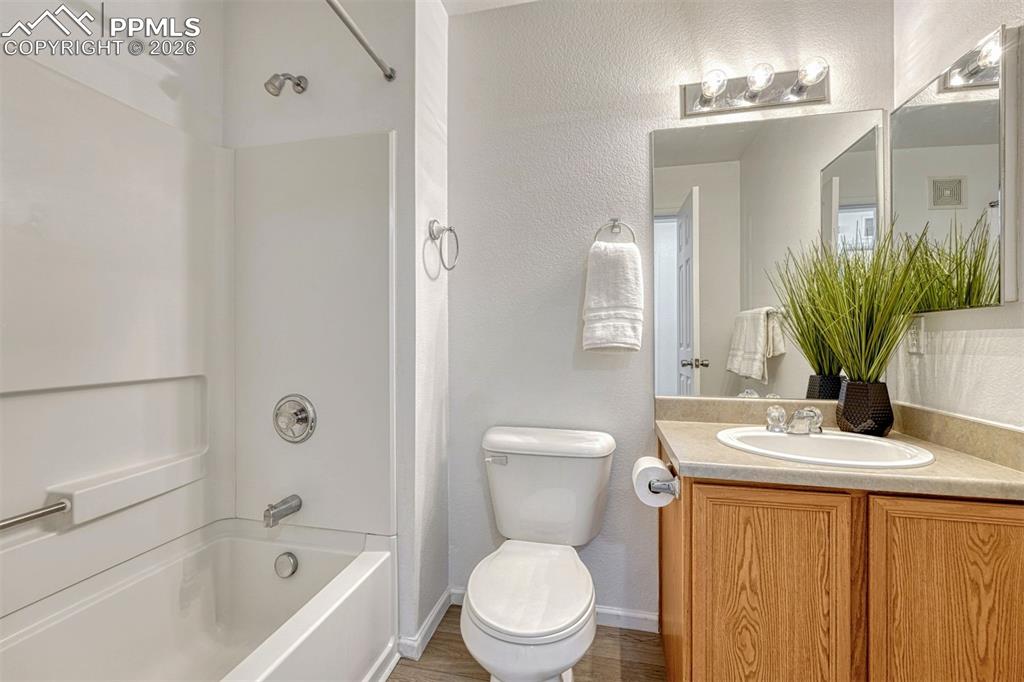 Image 23 of 30: Full Bath