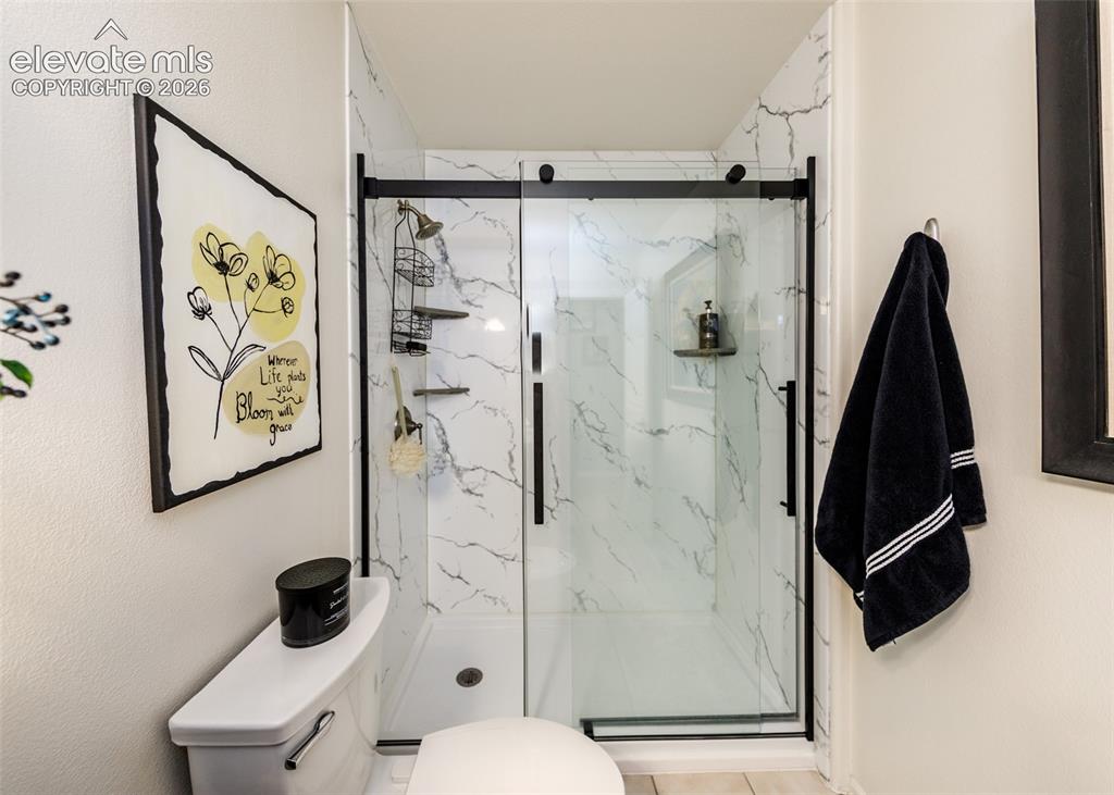 Image 14 of 50: Bathroom