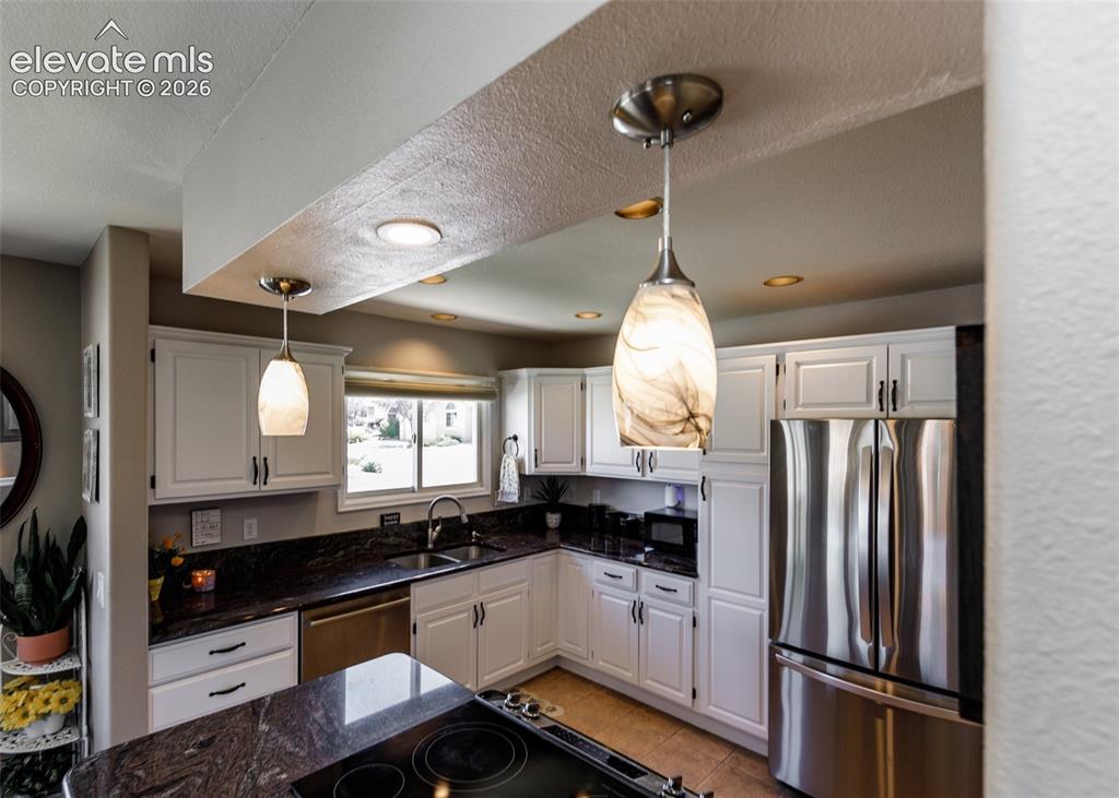 Image 16 of 50: Kitchen