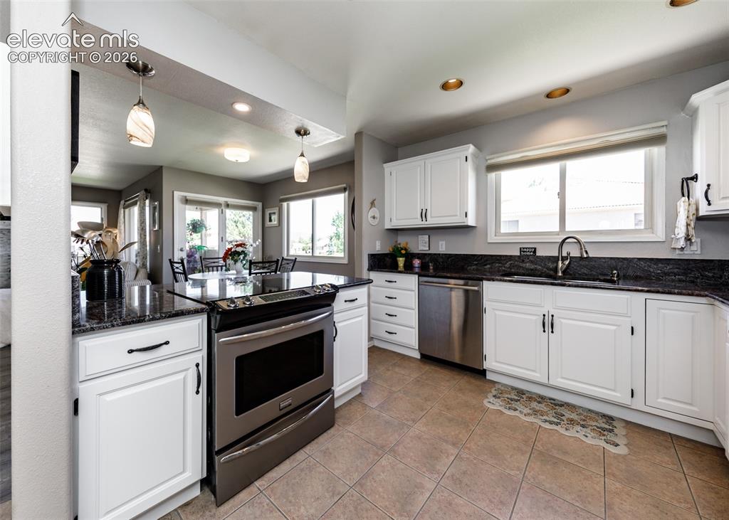 Image 18 of 50: Kitchen