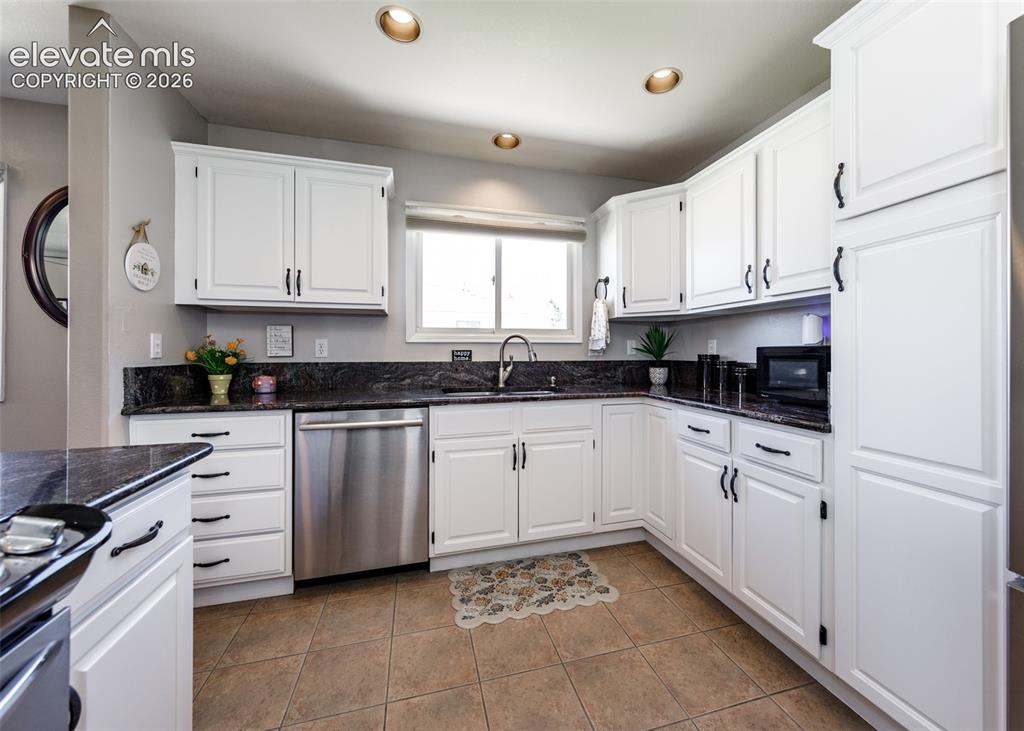 Image 19 of 50: Kitchen