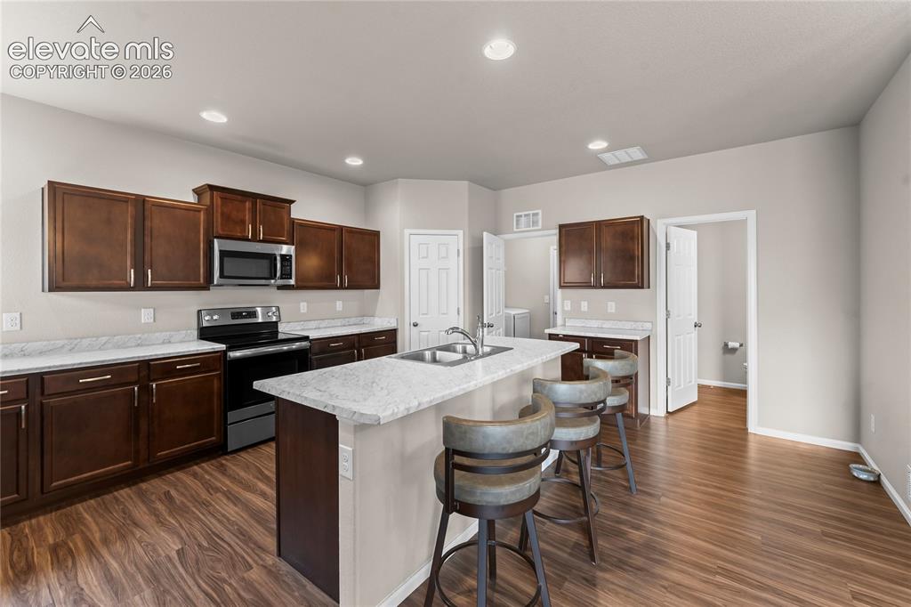 Image 15 of 49: Kitchen