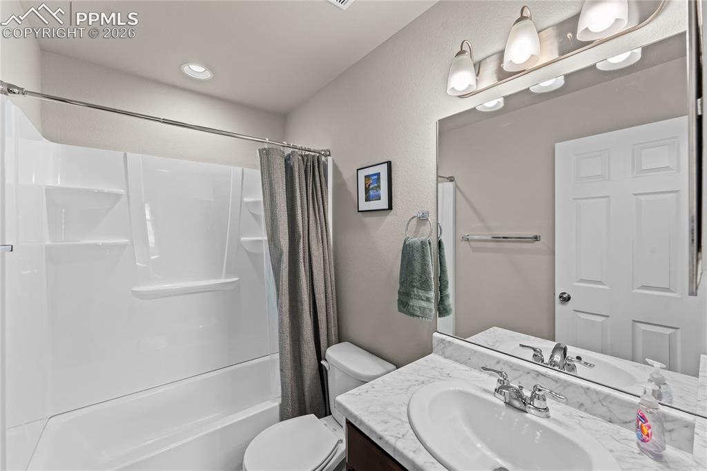 Image 24 of 49: Bathroom