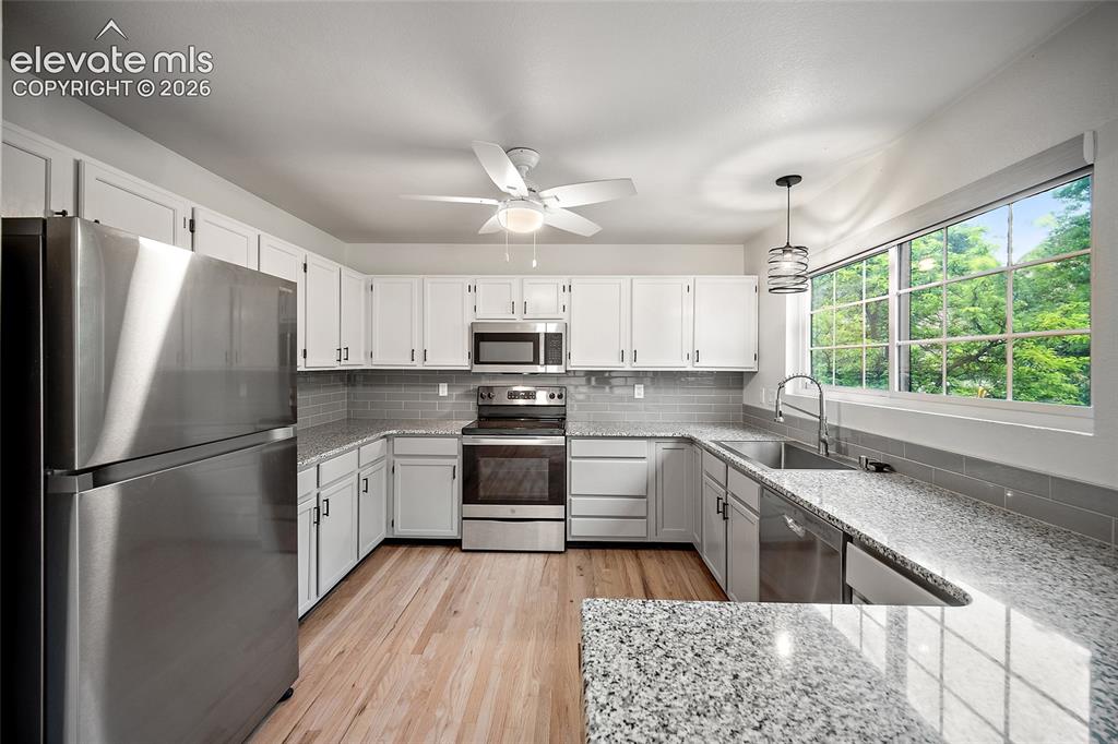 Image 18 of 47: Kitchen
