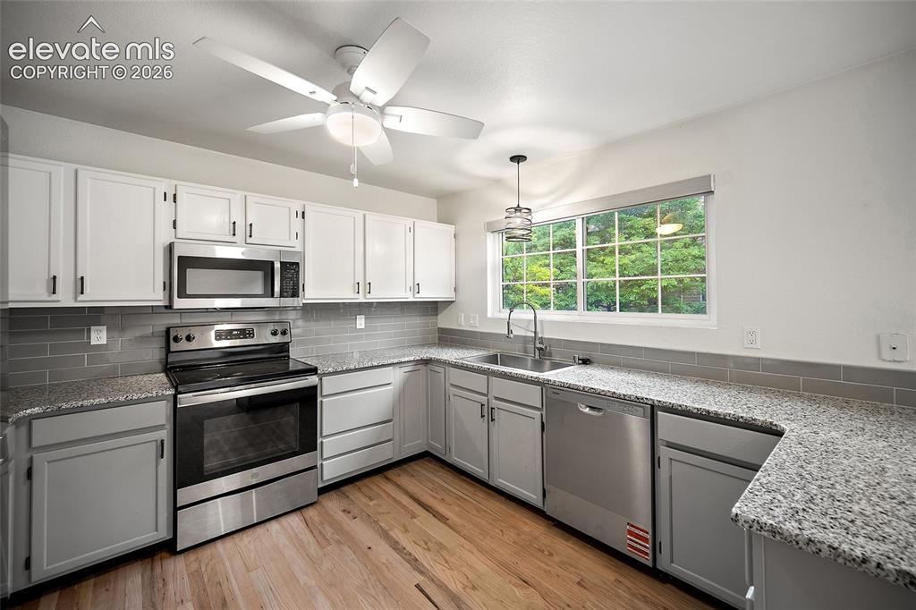 Image 19 of 47: Kitchen