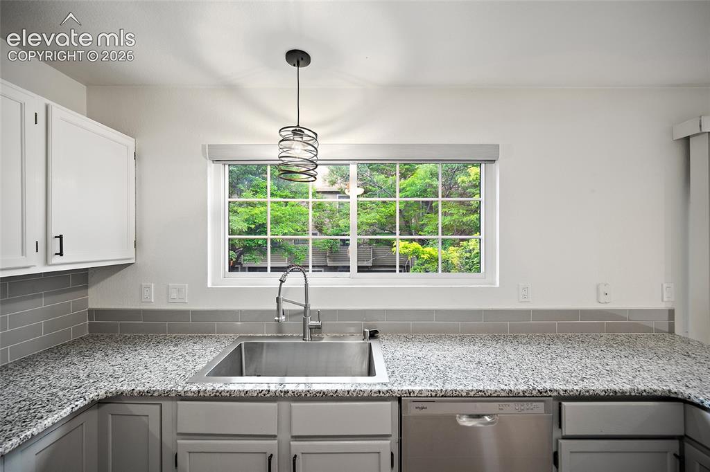 Image 20 of 47: Kitchen