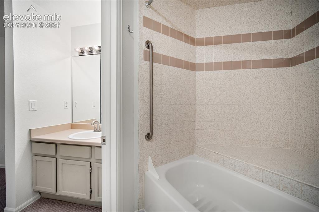 Image 31 of 47: Bathroom
