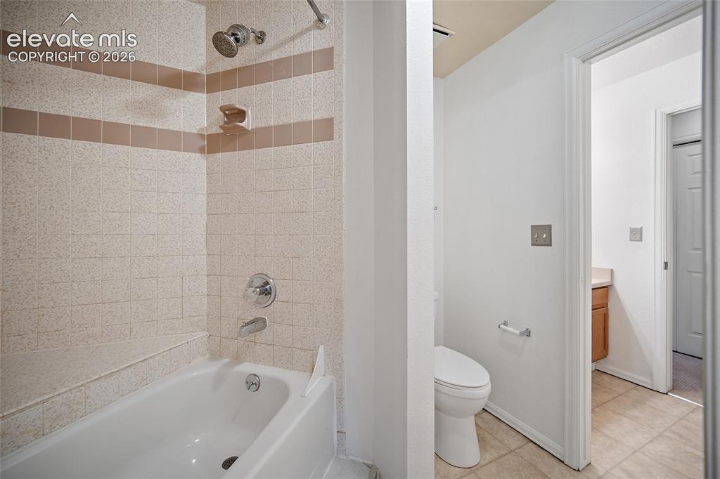 Image 32 of 47: Bathroom