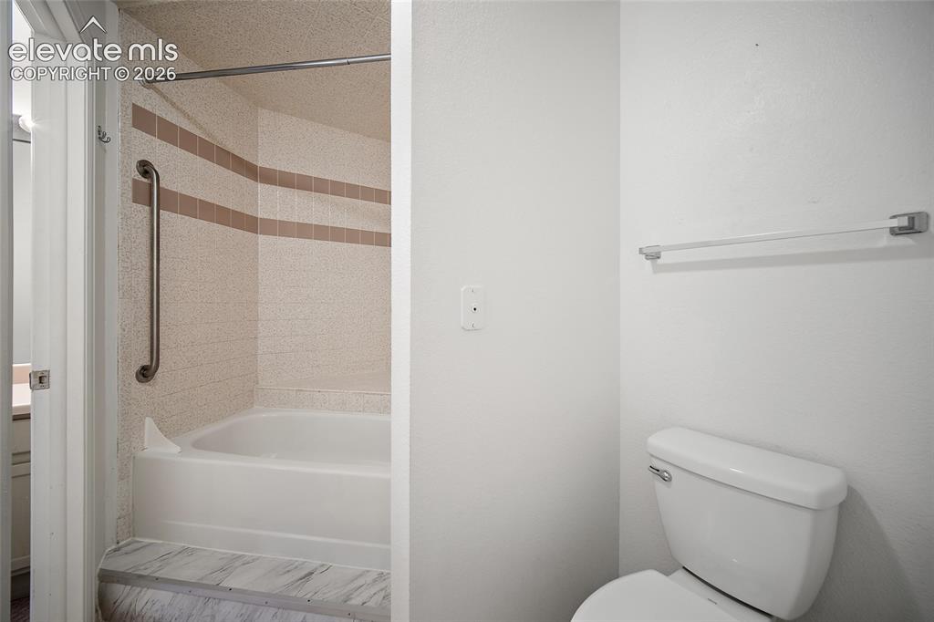 Image 33 of 47: Bathroom