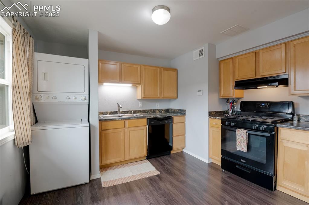 Image 7 of 20: Kitchen