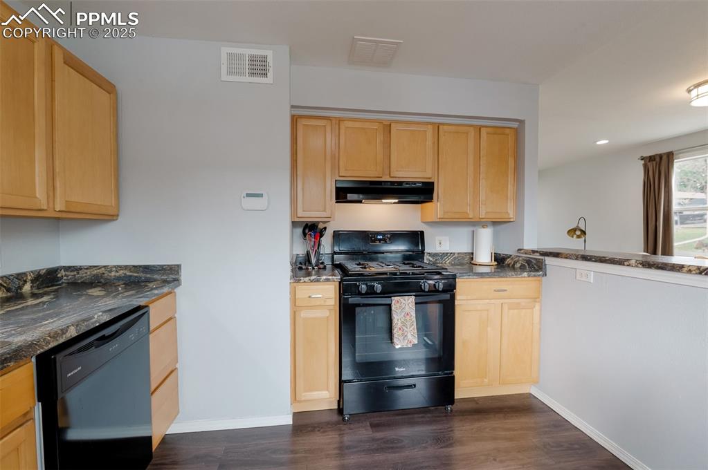 Image 9 of 20: Kitchen