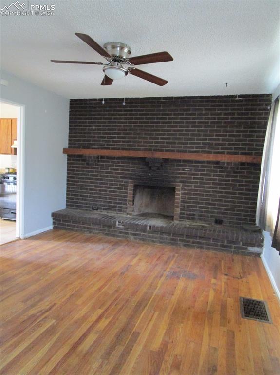 Image 12 of 14: Living Room