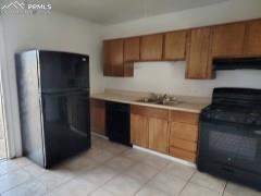 Image 8 of 14: Kitchen