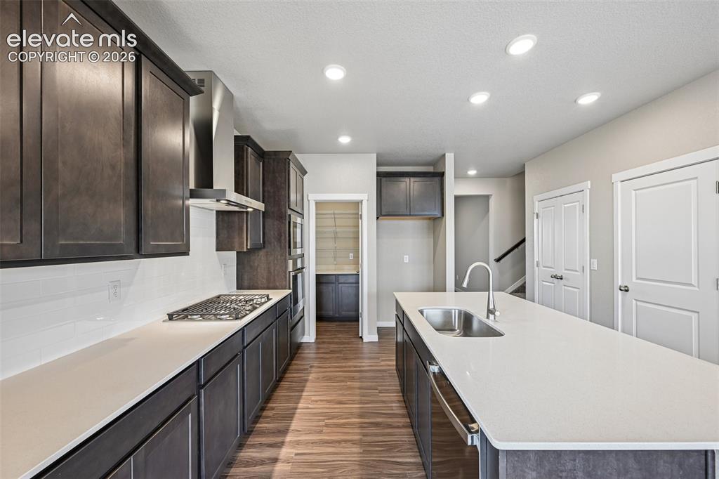 Image 14 of 50: Kitchen