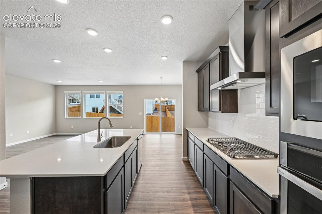 Image 15 of 50: Kitchen