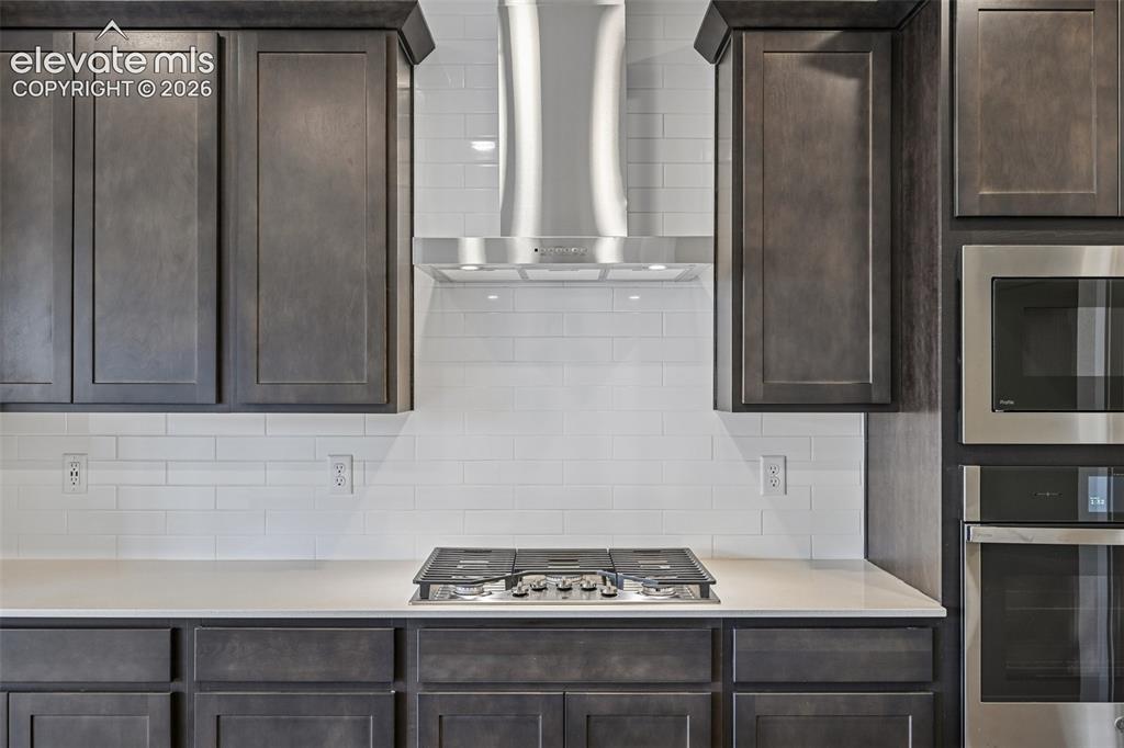 Image 16 of 50: Kitchen