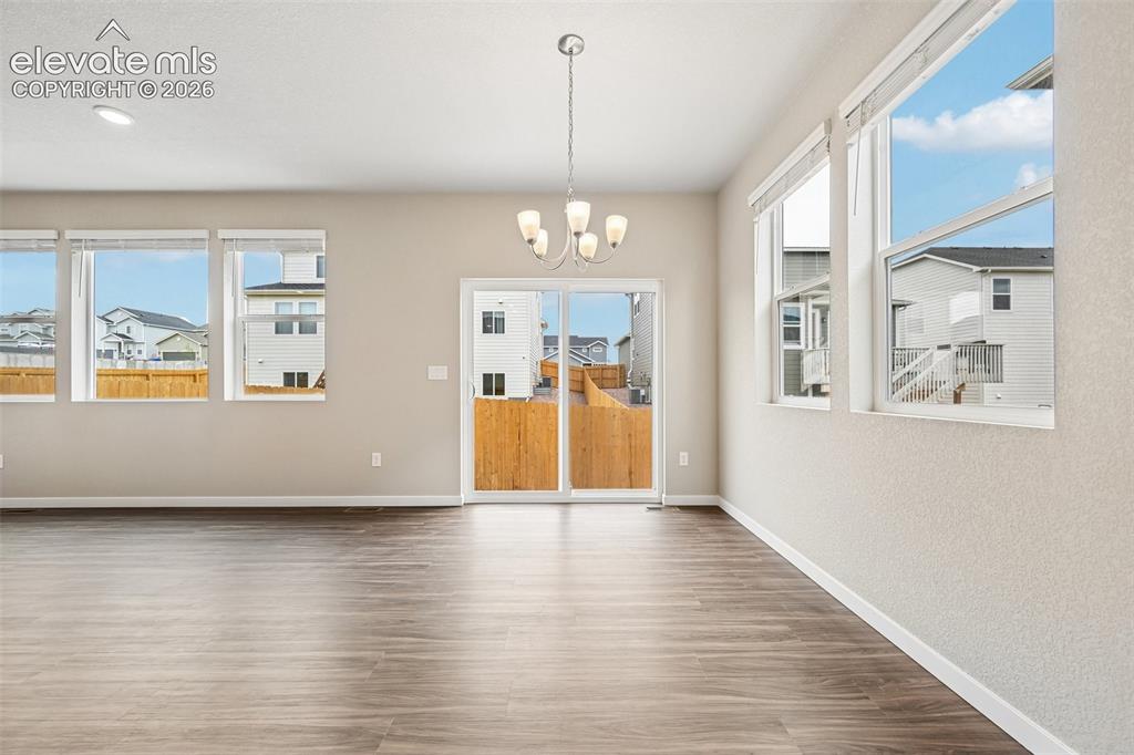 Image 8 of 50: Dining Area