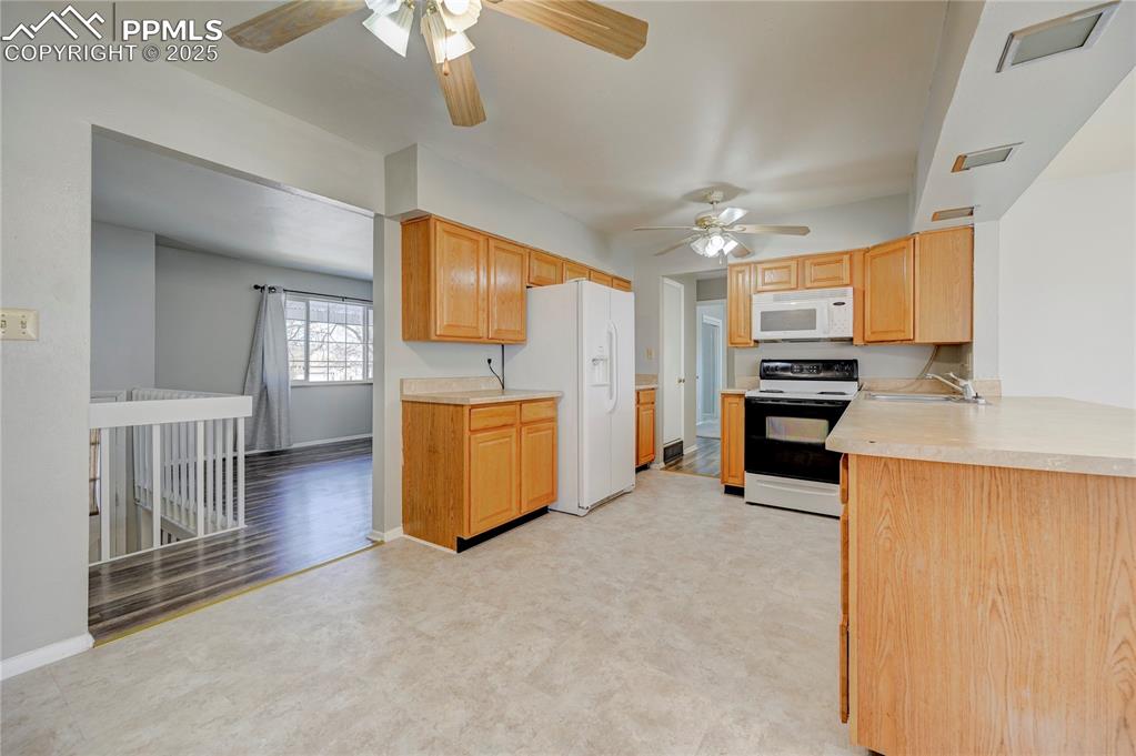 Image 13 of 44: Kitchen