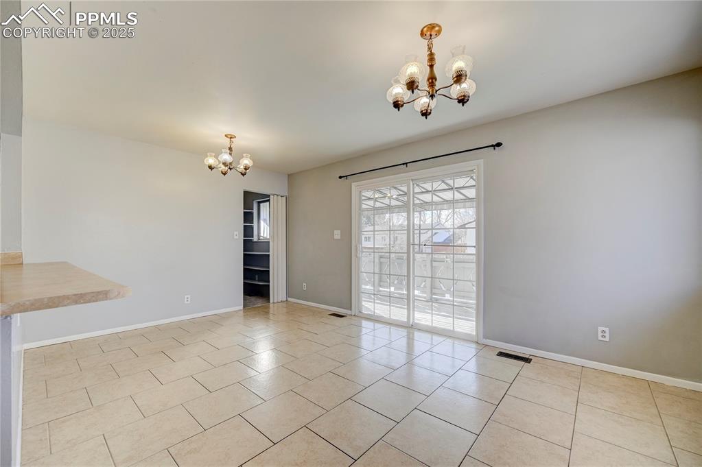 Image 14 of 44: Dining Area