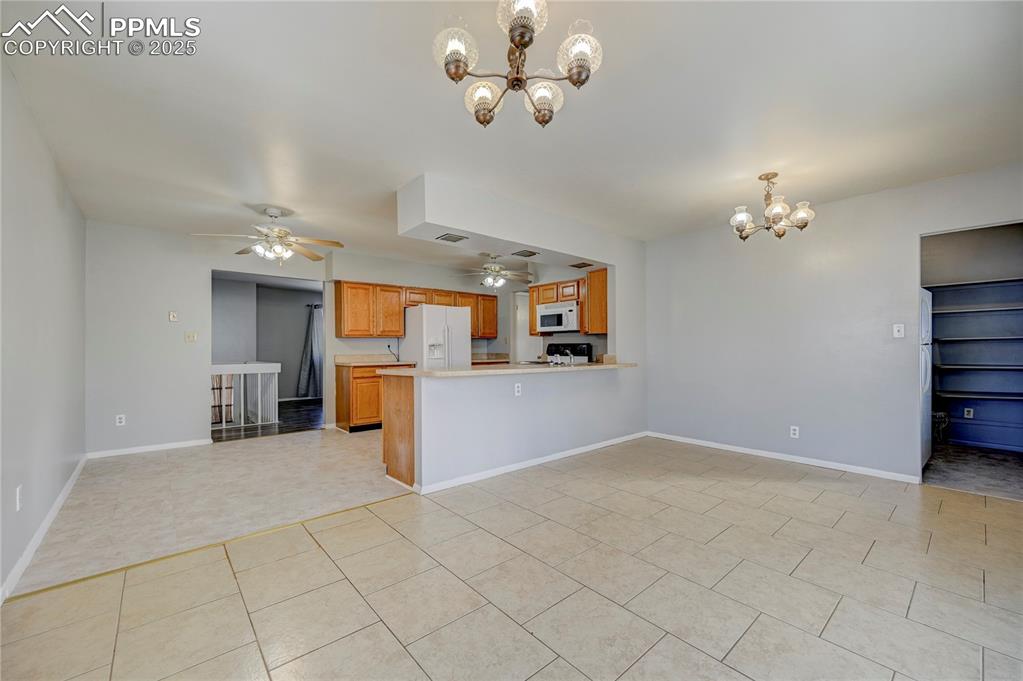Image 15 of 44: Kitchen