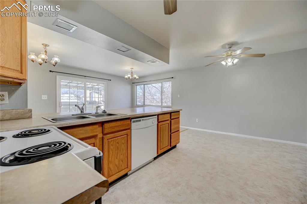 Image 18 of 44: Kitchen