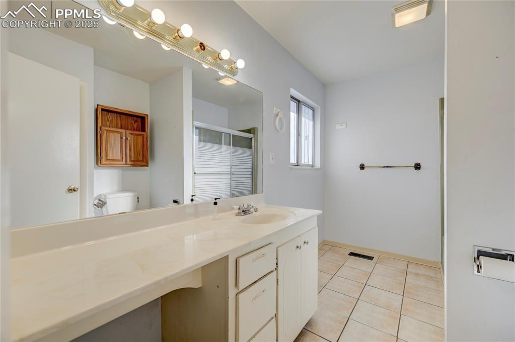Image 21 of 44: Bathroom