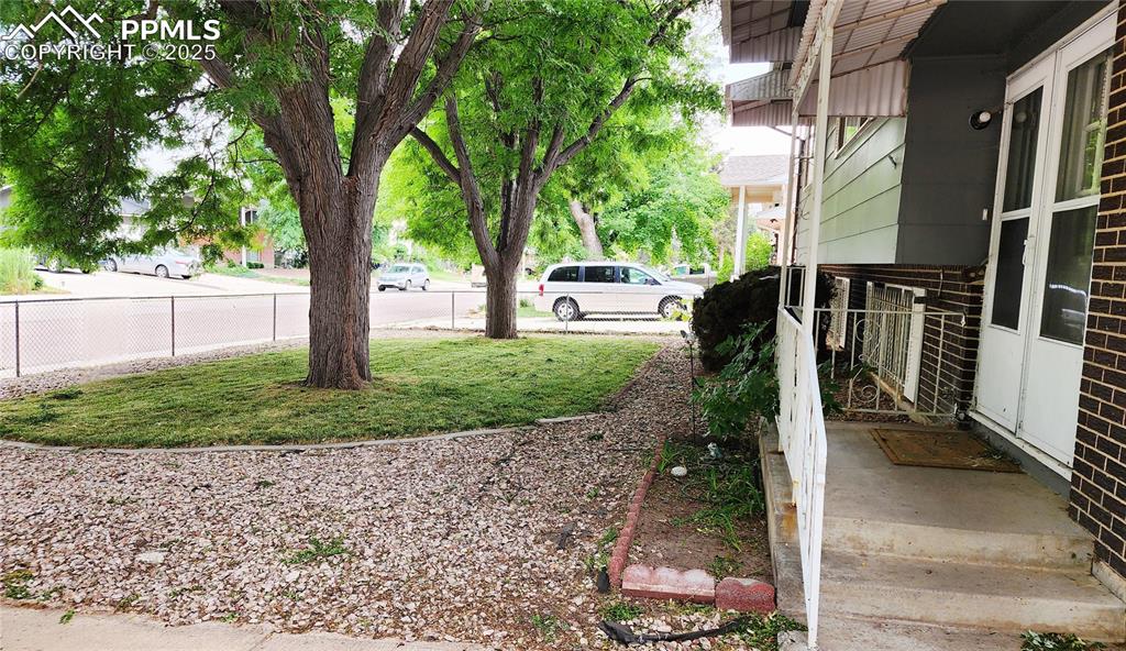 Image 4 of 44: Yard