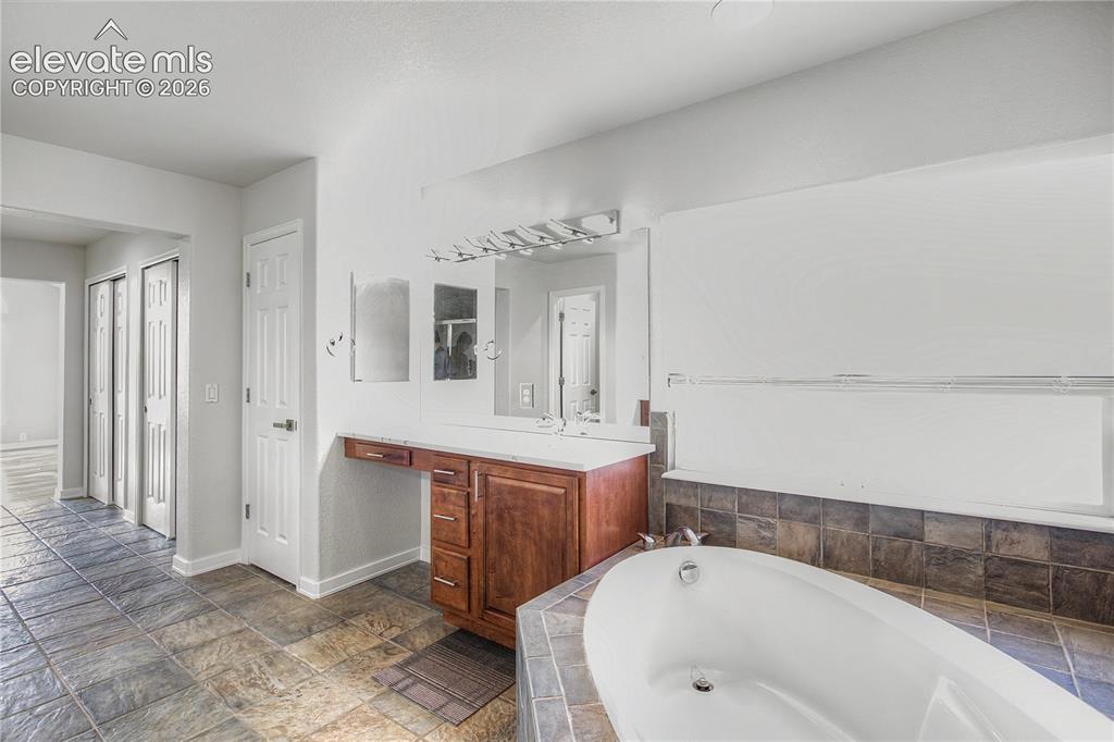 Image 19 of 46: Bathroom