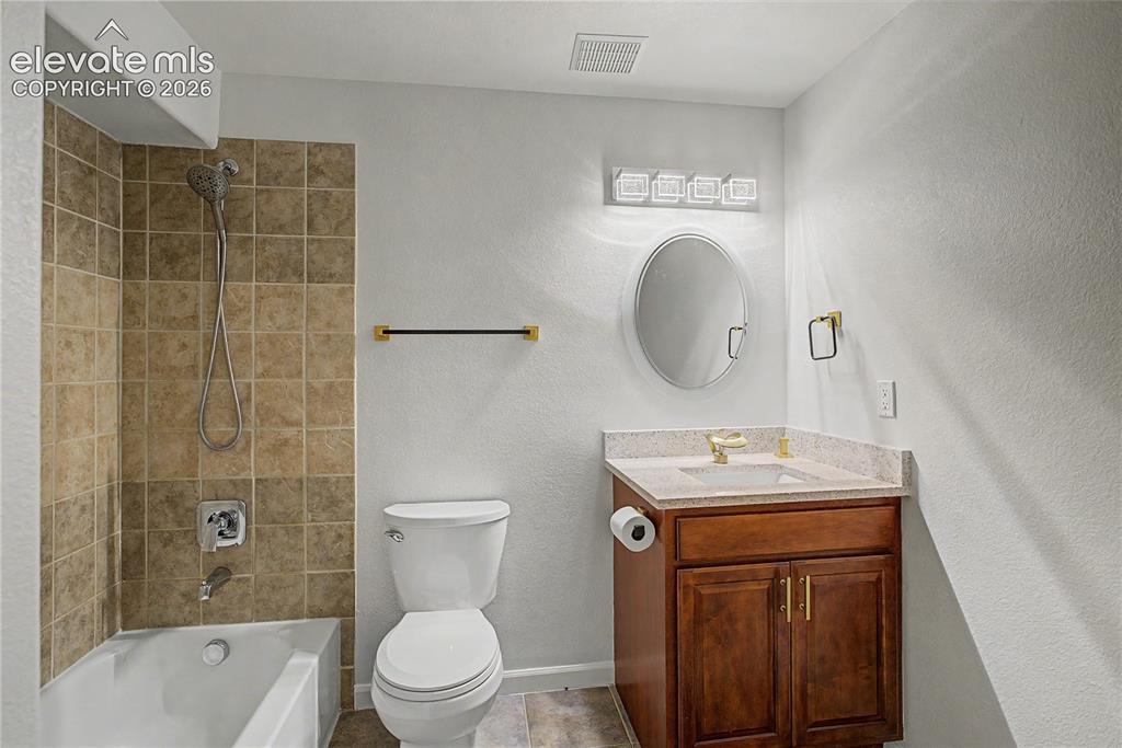 Image 34 of 46: Bathroom