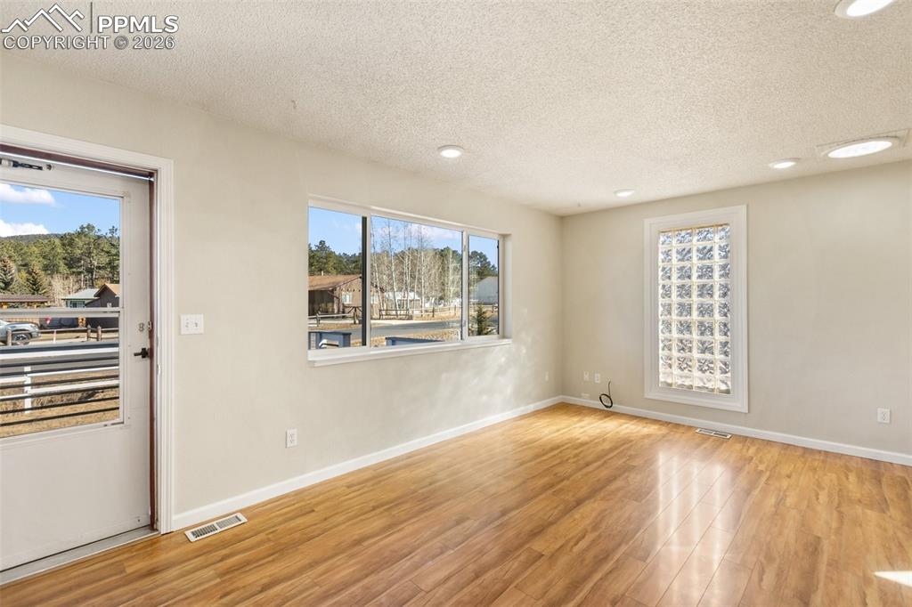 Image 4 of 34: Very Bright & Open Living Room