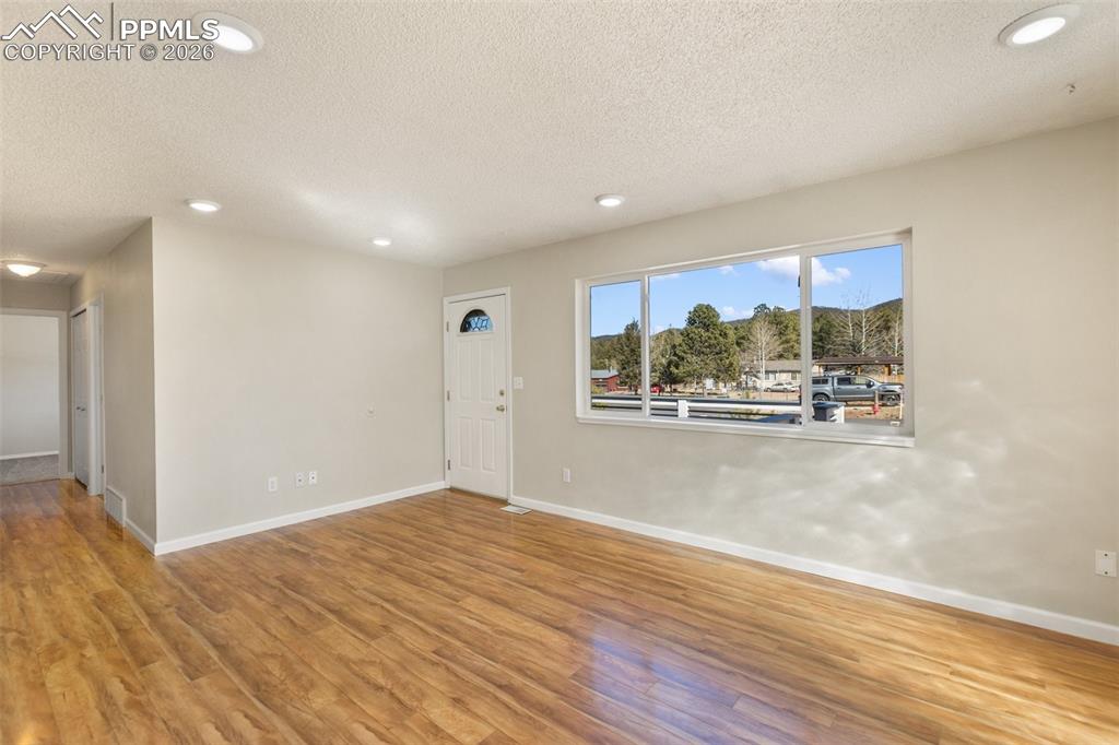 Image 5 of 34: Crisp & Clean ready to Move-In!