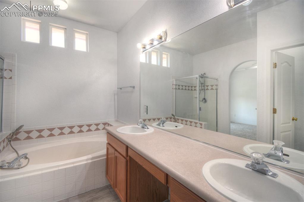 Image 16 of 25: Bathroom