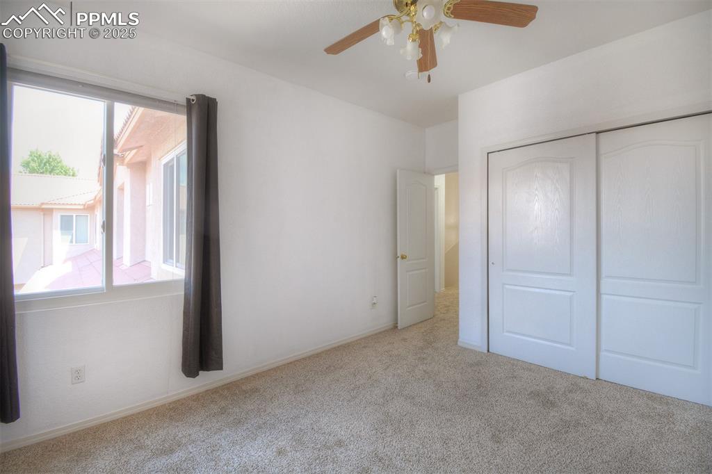 Image 19 of 25: Bedroom