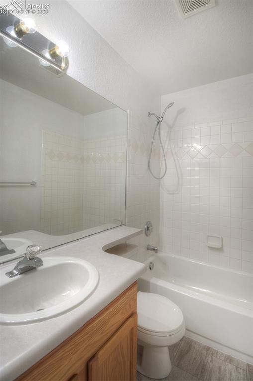 Image 21 of 25: Bathroom