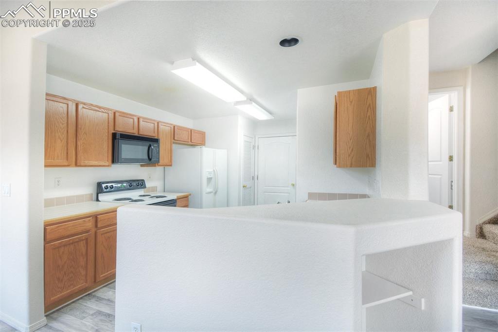 Image 7 of 25: Kitchen