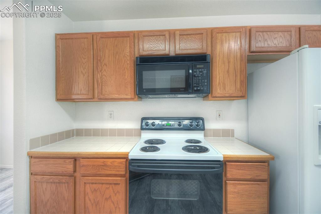 Image 8 of 25: Kitchen